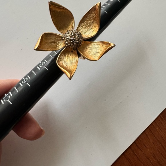 Statement Flower Ring - Picture 3 of 6